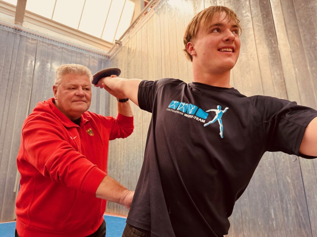 Lang3 Arbeit am und mit dem Athleten: Sven Lang korrigiert die Haltung bei Diskus-Jugendmeister Max-Louis Emmrich. Foto: Lars Preußer
