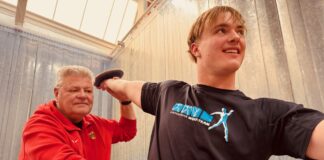 Arbeit am und mit dem Athleten: Sven Lang korrigiert die Haltung bei Diskus-Jugendmeister Max-Louis Emmrich. Foto: Lars Preu&szlig;er