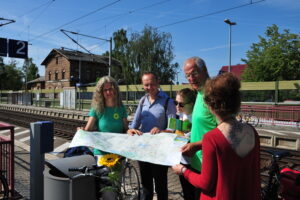 Die Direktkandidatin Anna Kaleri (Bündnis 90/Die Grü-nen) war 2019 in ihrem Wahlkreis Nordsachsen 1 mit dem Rad „zum Haustürwahlkampf“ unterwegs. Foto: Mathias Schönknecht