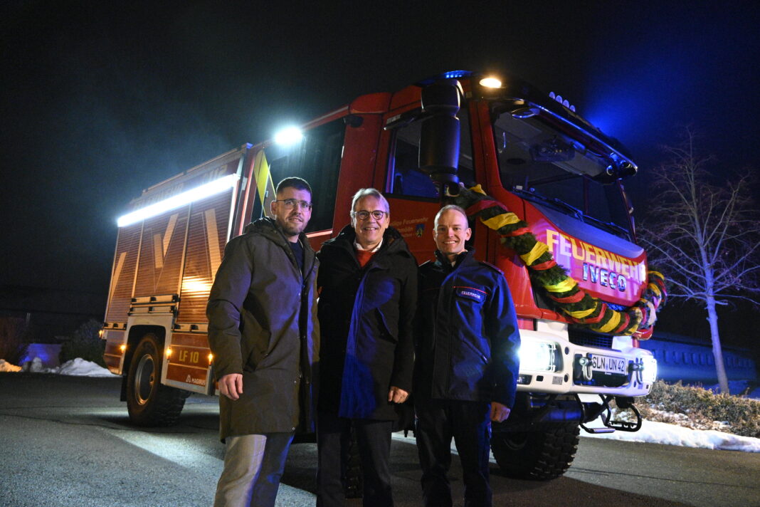 B&uuml;rgermeister Sven Schrade, Innenminister Georg Meier, Wehrf&uuml;hrer Tobias Schnelle (v.l.) bei der &Uuml;bergabe des -Fahrzeugs. Foto: Matthias Schnelle