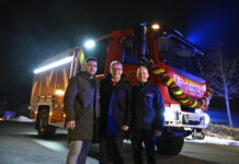 B&uuml;rgermeister Sven Schrade, Innenminister Georg Meier, Wehrf&uuml;hrer Tobias Schnelle (v.l.) bei der &Uuml;bergabe des -Fahrzeugs. Foto: Matthias Schnelle