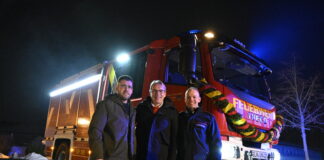 B&uuml;rgermeister Sven Schrade, Innenminister Georg Meier, Wehrf&uuml;hrer Tobias Schnelle (v.l.) bei der &Uuml;bergabe des -Fahrzeugs. Foto: Matthias Schnelle