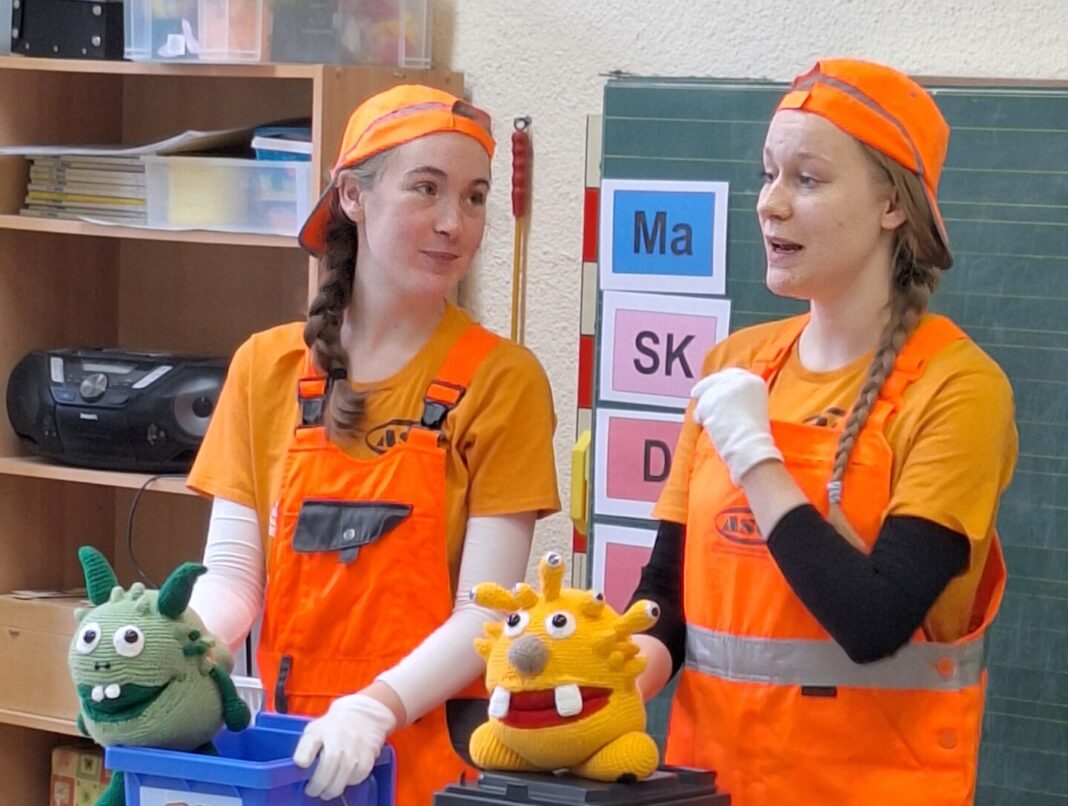 Welcher M&uuml;ll kommt wo rein? &ndash; die Erstkl&auml;ssler der Grundschule Neusornzig wussten nach der Auff&uuml;hrung der beiden Darstellerinnen Clara (r.) und Lucia-Marie vom BAFF-Theater Delitzsch schon gut Bescheid. Foto: Jochen Reitst&auml;tter