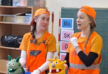 Welcher M&uuml;ll kommt wo rein? &ndash; die Erstkl&auml;ssler der Grundschule Neusornzig wussten nach der Auff&uuml;hrung der beiden Darstellerinnen Clara (r.) und Lucia-Marie vom BAFF-Theater Delitzsch schon gut Bescheid. Foto: Jochen Reitst&auml;tter