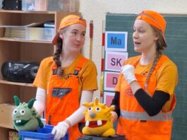 Welcher M&uuml;ll kommt wo rein? &ndash; die Erstkl&auml;ssler der Grundschule Neusornzig wussten nach der Auff&uuml;hrung der beiden Darstellerinnen Clara (r.) und Lucia-Marie vom BAFF-Theater Delitzsch schon gut Bescheid. Foto: Jochen Reitst&auml;tter