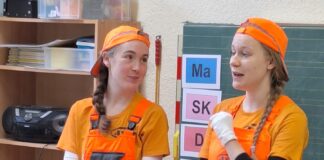 Welcher M&uuml;ll kommt wo rein? &ndash; die Erstkl&auml;ssler der Grundschule Neusornzig wussten nach der Auff&uuml;hrung der beiden Darstellerinnen Clara (r.) und Lucia-Marie vom BAFF-Theater Delitzsch schon gut Bescheid. Foto: Jochen Reitst&auml;tter