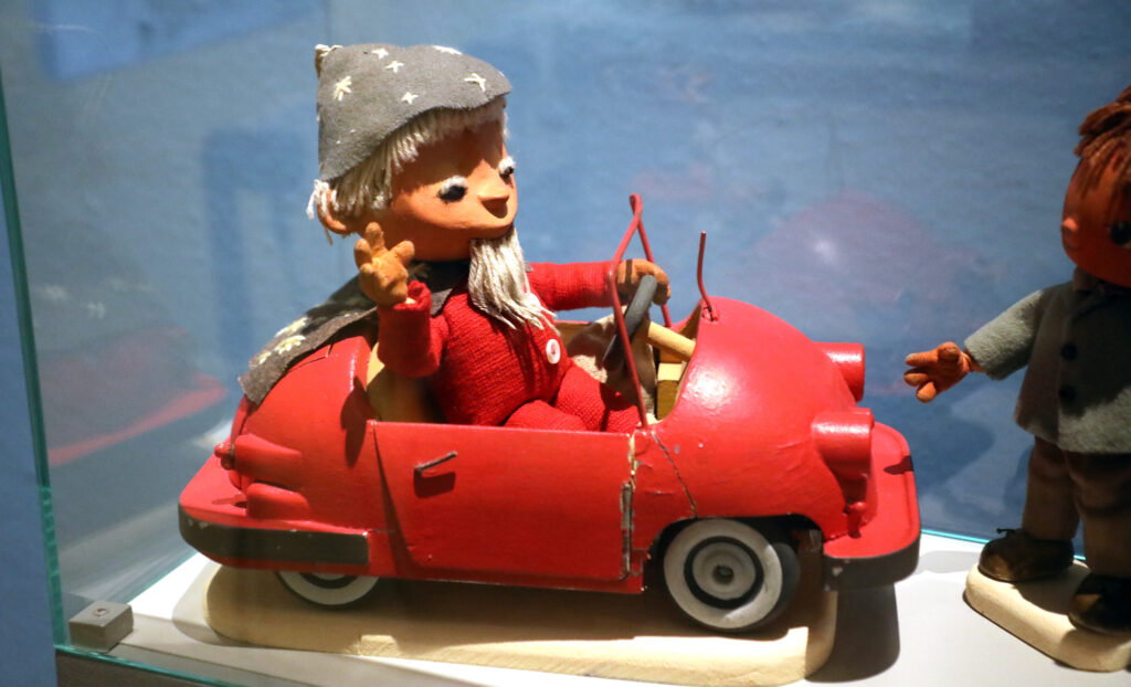 Die Sandmann-Ausstellung im Stadtgeschichtlichen Museum in Leipzig ist noch bis 15. März zu sehen. Historischer Sandmann von 1960 im Auto. Foto: André Kempner