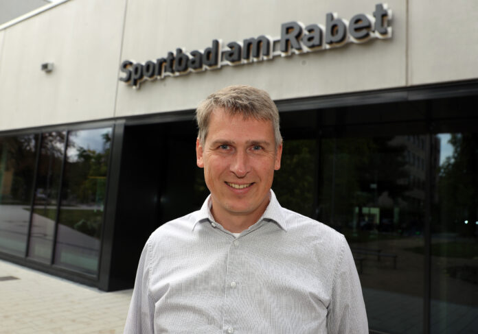 Schwimmhalle Sportbad am Rabet in Leipzig Kann auf ein Rekordjahr schauen: Martin Gräfe vor dem 2025 neu- eröffneten Publikumsmagneten am Rabet. Foto: André Kempner