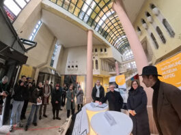 Prof. Dr. Ronny Maik Leder (rechts) bei seiner Ansprache im Foyer des Pauline Zentrums. Mit im Bild Dr. Skadi Jennicke die B&uuml;rgermeisterin f&uuml;r Kultur und S&ouml;ren Trillenberg Staatssekret&auml;r f&uuml;r Infrastruktur und Landesentwicklung. Im Bowlingtreff auf dem Leuschnerplatz, F&ouml;rdermittelbescheid &uuml;ber 60 Mio wurde &uuml;bergeben. Foto: Wolfgang Sens