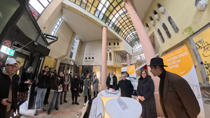 Baustellenbesuch Leipzigs neues Naturkundemuseum Prof. Dr. Ronny Maik Leder (rechts) bei seiner Ansprache im Foyer des Pauline Zentrums. Mit im Bild Dr. Skadi Jennicke die Bürgermeisterin für Kultur und Sören Trillenberg Staatssekretär für Infrastruktur und Landesentwicklung. Im Bowlingtreff auf dem Leuschnerplatz, Fördermittelbescheid über 60 Mio wurde übergeben. Foto: Wolfgang Sens