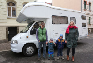 2017 gingen Erik und Julia Weiser mit ihren damals noch zwei Kin-dern Oskar und Tilda das erste Mal auf Europatour mit dem Wohn- mobil. Foto: Andr&eacute; Kempner