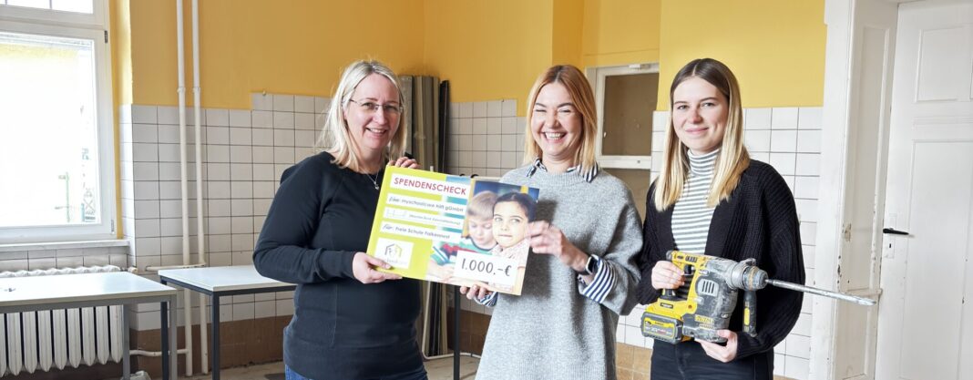 image00007 Große Freude in der Freien Grundschule Falkennest in Wiesenena: Anne Mittelstädt, Standortleiterin der myschoolcare hilft gGmbH in Leipzig (Mi) übergibt einen Spendenscheck an Martina Fröhnert, Mitbegründerin und Pädagogische Leiterin (li.) und Nina Zwingelberg. Nun kann die neue Schulküche in Angriff genommen werden. Foto: myschoolcare hilft gGmbH