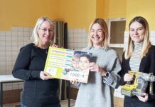 Gro&szlig;e Freude in der Freien Grundschule Falkennest in Wiesenena: Anne Mittelst&auml;dt, Standortleiterin der myschoolcare hilft gGmbH in Leipzig (Mi) &uuml;bergibt einen Spendenscheck an Martina Fr&ouml;hnert, Mitbegr&uuml;nderin und P&auml;dagogische Leiterin (li.) und Nina Zwingelberg. Nun kann die neue Schulk&uuml;che in Angriff genommen werden. Foto: myschoolcare hilft gGmbH