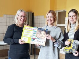 Gro&szlig;e Freude in der Freien Grundschule Falkennest in Wiesenena: Anne Mittelst&auml;dt, Standortleiterin der myschoolcare hilft gGmbH in Leipzig (Mi) &uuml;bergibt einen Spendenscheck an Martina Fr&ouml;hnert, Mitbegr&uuml;nderin und P&auml;dagogische Leiterin (li.) und Nina Zwingelberg. Nun kann die neue Schulk&uuml;che in Angriff genommen werden. Foto: myschoolcare hilft gGmbH