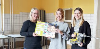 Gro&szlig;e Freude in der Freien Grundschule Falkennest in Wiesenena: Anne Mittelst&auml;dt, Standortleiterin der myschoolcare hilft gGmbH in Leipzig (Mi) &uuml;bergibt einen Spendenscheck an Martina Fr&ouml;hnert, Mitbegr&uuml;nderin und P&auml;dagogische Leiterin (li.) und Nina Zwingelberg. Nun kann die neue Schulk&uuml;che in Angriff genommen werden. Foto: myschoolcare hilft gGmbH