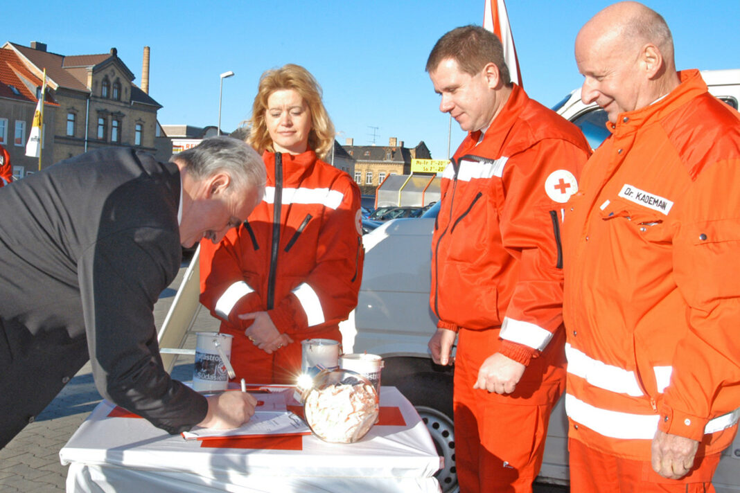 Heinz Kademann (re.) bei der Spendensammlung am 8. Januar 2005 f&uuml;r den Einsatz einer DRK Trinkwasseraufbereitungsanlage nach der Tsunami-Katastrophe im Indischen Ozean. Foto: DRK Kreisverband Delitzsch