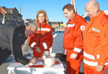 Heinz Kademann (re.) bei der Spendensammlung am 8. Januar 2005 f&uuml;r den Einsatz einer DRK Trinkwasseraufbereitungsanlage nach der Tsunami-Katastrophe im Indischen Ozean. Foto: DRK Kreisverband Delitzsch