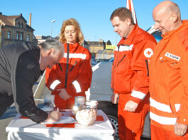 Heinz Kademann (re.) bei der Spendensammlung am 8. Januar 2005 f&uuml;r den Einsatz einer DRK Trinkwasseraufbereitungsanlage nach der Tsunami-Katastrophe im Indischen Ozean. Foto: DRK Kreisverband Delitzsch