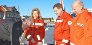 Heinz Kademann (re.) bei der Spendensammlung am 8. Januar 2005 f&uuml;r den Einsatz einer DRK Trinkwasseraufbereitungsanlage nach der Tsunami-Katastrophe im Indischen Ozean. Foto: DRK Kreisverband Delitzsch