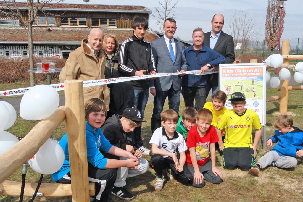 Einweihung eines &ouml;ffentlichen Spielplatzes am DRK JugendhausYOZ am 7. April 2015, dessen Finanzierung durch einen Getr&auml;nke- hersteller mit einer &uuml;berw&auml;ltigenden Voting-Teilnahme der Delitz- scher B&uuml;rger gewonnen werde konnte. Foto: DRK Kreisverband Delitzsch