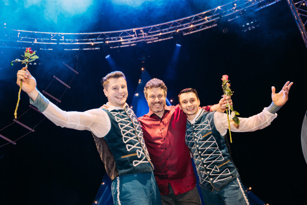 Immer ganz nah dran an den Artisten: Hier gratuliert Urs J&auml;ckle (M.) den beiden Ikarierern Sasha und Vlad aus der Ukraine nach dem Erfolg bei der Newcomershow. Foto: Sandrino Donnhauser