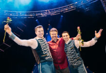 Urs Jäckle ist künstlerischer Leiter im Leipziger Krystallpalast Immer ganz nah dran an den Artisten: Hier gratuliert Urs Jäckle (M.) den beiden Ikarierern Sasha und Vlad aus der Ukraine nach dem Erfolg bei der Newcomershow. Foto: Sandrino Donnhauser