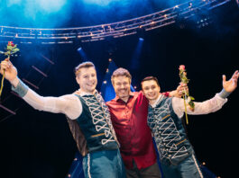 Immer ganz nah dran an den Artisten: Hier gratuliert Urs J&auml;ckle (M.) den beiden Ikarierern Sasha und Vlad aus der Ukraine nach dem Erfolg bei der Newcomershow. Foto: Sandrino Donnhauser