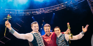 Immer ganz nah dran an den Artisten: Hier gratuliert Urs J&auml;ckle (M.) den beiden Ikarierern Sasha und Vlad aus der Ukraine nach dem Erfolg bei der Newcomershow. Foto: Sandrino Donnhauser