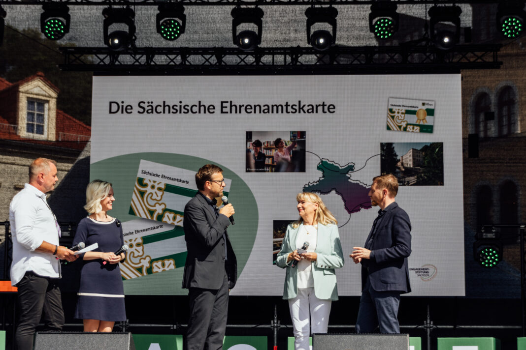 2025-09-05_Tag-der-Sachsen_B__hnenprogramm_03 Gern gepriesen wie hier beim Tag der Sachsen - aber auch gern genommen: Nun gibt es die Ehrenamtskarte im Freistaat auch in digitaler Form. Foto: Christian Kretschmer