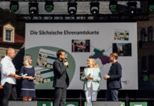Gern gepriesen wie hier beim Tag der Sachsen - aber auch gern genommen: Nun gibt es die Ehrenamtskarte im Freistaat auch in digitaler Form. Foto: Christian Kretschmer