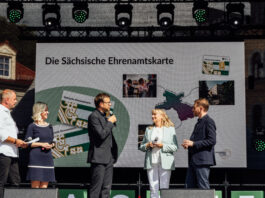 Gern gepriesen wie hier beim Tag der Sachsen - aber auch gern genommen: Nun gibt es die Ehrenamtskarte im Freistaat auch in digitaler Form. Foto: Christian Kretschmer