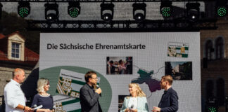 Gern gepriesen wie hier beim Tag der Sachsen - aber auch gern genommen: Nun gibt es die Ehrenamtskarte im Freistaat auch in digitaler Form. Foto: Christian Kretschmer