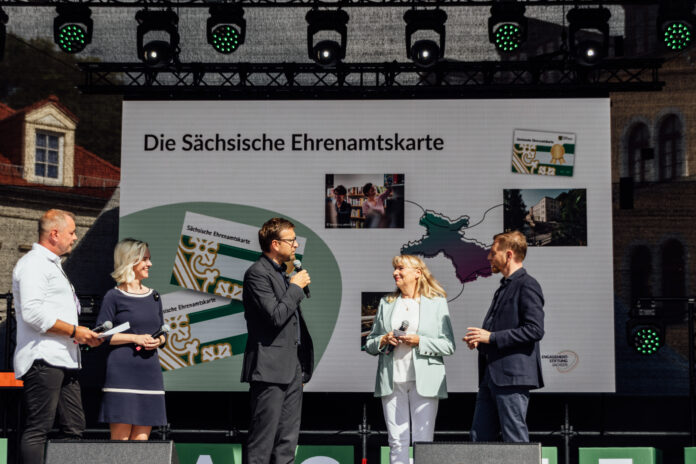 2025-09-05_Tag-der-Sachsen_B__hnenprogramm_03 Gern gepriesen wie hier beim Tag der Sachsen - aber auch gern genommen: Nun gibt es die Ehrenamtskarte im Freistaat auch in digitaler Form. Foto: Christian Kretschmer