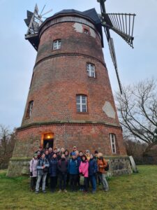 Bereits im vergangenen Dezember ging es f&uuml;r die Wanderfreunde nach Beilrode. Bei der Adventswanderung wurde unter anderem die &ouml;rtliche Windm&uuml;hle besichtigt. Foto: Dieter Lommatzsch