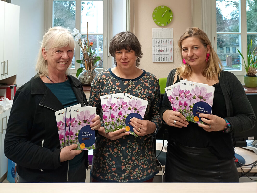 VHS-Leiterin Gudrun Pfeiffer und ihre Mitarbeiterinnen Ute R&uuml;diger und Kristin Treichel (v.l.n.r.) pr&auml;sentieren das Programmheft f&uuml;r das Fr&uuml;hjahrssemester. Foto: Michael Hein