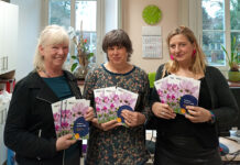 VHS-Leiterin Gudrun Pfeiffer und ihre Mitarbeiterinnen Ute R&uuml;diger und Kristin Treichel (v.l.n.r.) pr&auml;sentieren das Programmheft f&uuml;r das Fr&uuml;hjahrssemester. Foto: Michael Hein