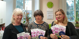 VHS-Leiterin Gudrun Pfeiffer und ihre Mitarbeiterinnen Ute R&uuml;diger und Kristin Treichel (v.l.n.r.) pr&auml;sentieren das Programmheft f&uuml;r das Fr&uuml;hjahrssemester. Foto: Michael Hein