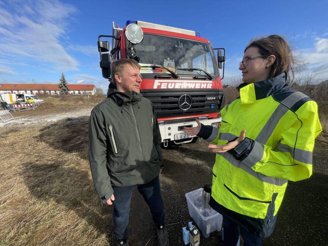 Die Brandschutzexperten der Leipziger Stadtwerke Christian Kraft und Luise Brandt zogen nach der L&ouml;sch&uuml;bung ein positives Fazit und wollen die Zusammenarbeit mit den Leipziger Feuerwehren intensivieren. Foto: L-Gruppe