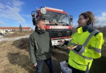 Die Brandschutzexperten der Leipziger Stadtwerke Christian Kraft und Luise Brandt zogen nach der L&ouml;sch&uuml;bung ein positives Fazit und wollen die Zusammenarbeit mit den Leipziger Feuerwehren intensivieren. Foto: L-Gruppe