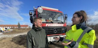 Die Brandschutzexperten der Leipziger Stadtwerke Christian Kraft und Luise Brandt zogen nach der L&ouml;sch&uuml;bung ein positives Fazit und wollen die Zusammenarbeit mit den Leipziger Feuerwehren intensivieren. Foto: L-Gruppe