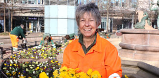 Die Stadtreinigung startet die Fr&uuml;hjahrsbepflanzung in der Innenstadt in Leipzig. Bepflanzung am Mendebrunnen. Foto: Andr&eacute; Kempner