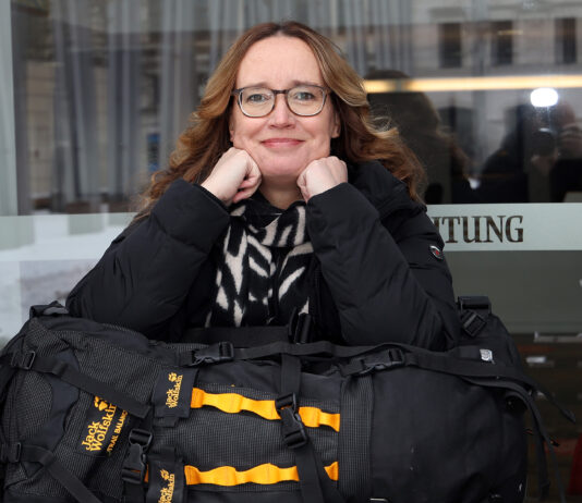 Daniela Jedlicka reist gern, besonders nach Afrika. Jetzt hat sie ihren ersten Reiseroman geschrieben, Foto: Andr&eacute; Kempner