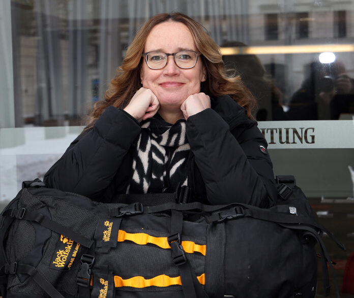 Portrt von Buchautorin Daniela Jedlicka in Leipzig Daniela Jedlicka reist gern, besonders nach Afrika. Jetzt hat sie ihren ersten Reiseroman geschrieben, Foto: André Kempner