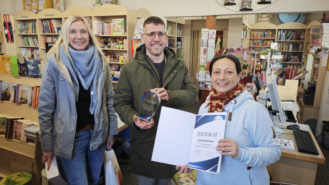 Top Akzeptanzstelle war auch 2025 wieder die Buchhandlung Go- erke, v.l.: Wirtschaftsf&ouml;rderin Julia Waldmann, B&uuml;rgermeister Sven Schrade, Inhaberin Kristin Mielk. Foto: PM