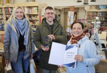 Top Akzeptanzstelle war auch 2025 wieder die Buchhandlung Go- erke, v.l.: Wirtschaftsf&ouml;rderin Julia Waldmann, B&uuml;rgermeister Sven Schrade, Inhaberin Kristin Mielk. Foto: PM