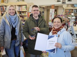 Top Akzeptanzstelle war auch 2025 wieder die Buchhandlung Go- erke, v.l.: Wirtschaftsf&ouml;rderin Julia Waldmann, B&uuml;rgermeister Sven Schrade, Inhaberin Kristin Mielk. Foto: PM