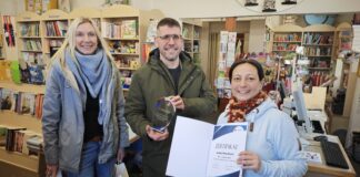 Top Akzeptanzstelle war auch 2025 wieder die Buchhandlung Go- erke, v.l.: Wirtschaftsf&ouml;rderin Julia Waldmann, B&uuml;rgermeister Sven Schrade, Inhaberin Kristin Mielk. Foto: PM