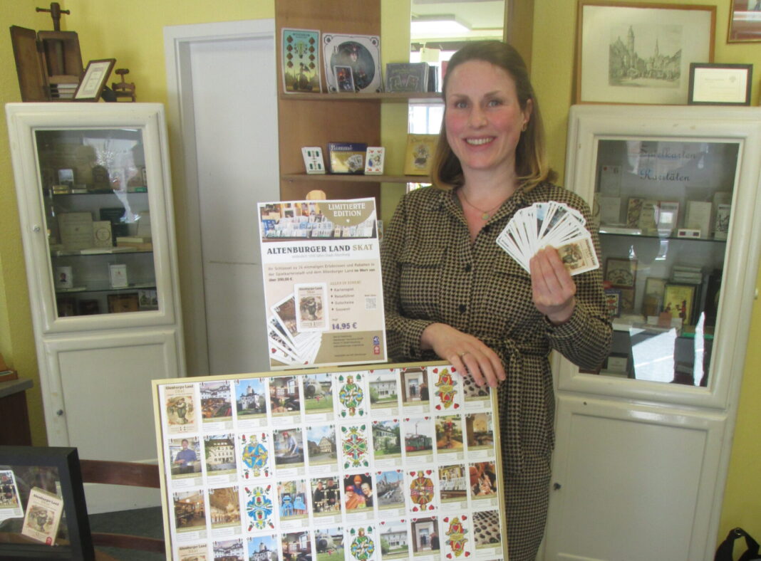 IMG_3845 Anne Barnitzke präsentierte die neue Skatspiel-Sonderedition des Altenburger Landes. Foto: Reinhard Weber
