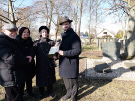 Gemeinsam gaben Irene Rotzsch (2.v.l.) und Helga Schmidt die alte hebr&auml;ische Bibel &bdquo;Biblia Hebraica Stuttgartensia&ldquo; an Rabbiner Zsolt Balla (r.) und K&uuml;f Kaufmann weiter. Foto: IRG Leipzig