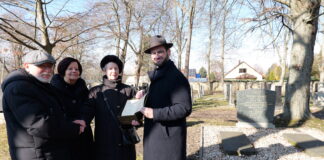 Jüdische Gemeinde in Leipzig bekommt alte hebräische Bibel Gemeinsam gaben Irene Rotzsch (2.v.l.) und Helga Schmidt die alte hebräische Bibel „Biblia Hebraica Stuttgartensia“ an Rabbiner Zsolt Balla (r.) und Küf Kaufmann weiter. Foto: IRG Leipzig